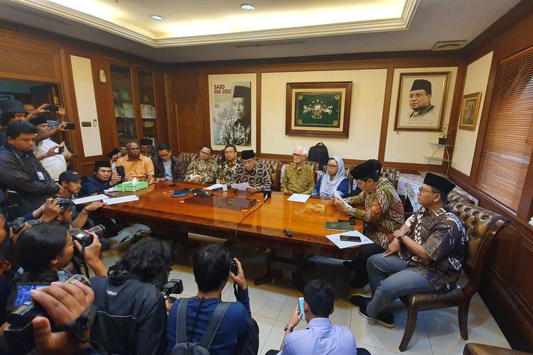 Tokoh lintas agama berkumpul di kantor Pengurus Besar Nahdlatul Ulama (PBNU) di Jakarta Pusat, Senin (9/9/2019). Mereka menyerukan perdamaian di Papua.   Hadir Ketua Umum PBNU Said Aqil Siradj selaku tuan rumah, Pdt Gomar Gultom (PGI), Romo Heri Wibowo (KWI), Romo Franz Magnis Suseno, Ronald Rischardt (PGI Biro Papua), Anyir Sulaiman (UKI), Alissa Wahid (GNI) dan Usman Hamid (Amnesty International). 