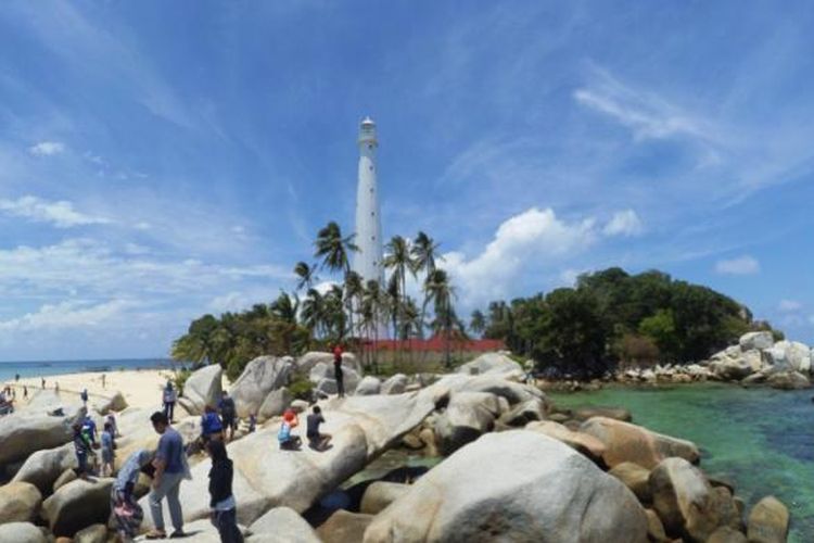 Pulau Lengkuas yang memiliki mercusuar setinggi 62 meter dengan ratusan anak tangga. Diatasnya wisatawan dapat melihat berbagai pulau kecil dan birunya laut Belitung.