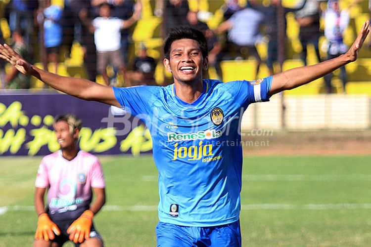 Kapten PSIM Yogyakarta, Hendika Arga, melakukan selebrasi seusai mencetak gol ke gawang Martapura FC dalam laga lanjutan Liga 2 2018 di Stadion Sultan Agung, Bantul, Selasa (3/7/2018).