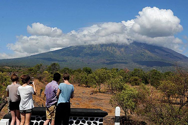 Turis melihat sekitar kawasan yang dulunya merupakan jalur aliran lahar dari Gunung Agung di Kecamatan Kubu, Kabupaten Karangasem, Bali, Senin (25/9/2017). Berdasarkan peta dari Pusat Vulkanologi dan Mitigasi Bencana Geologi, kawasan tersebut merupakan salah satu zona berbahaya ketika erupsi Gunung Agung terjadi.  