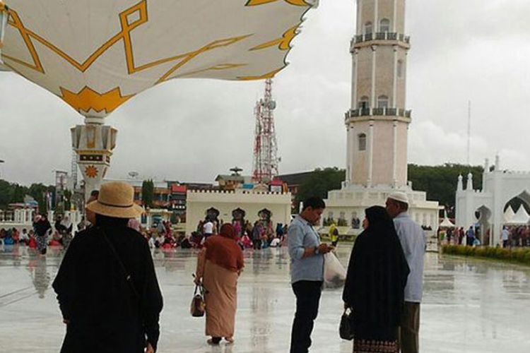 Rombongan turis Islamic Cruise MV Costa Victoria berloma-lomba foto bersama dan selfie di Masjid Raya Baiturrahman, Senin (27/11/2017). 