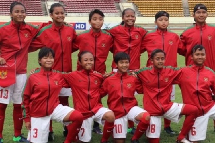 Skuat utama timnas putri u-15 Indonesia berpose menjelang laga pertama mereka pada ajang Piala AFF U-15 Girls Championship 2017 kontra Filipina di Stadion KM 16, Vientiane, Laos, Selasa (9/5/2017).