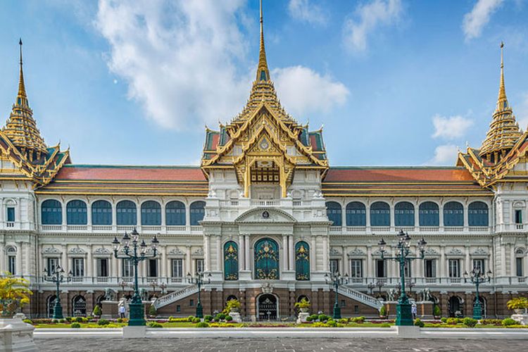 Grand Palace yang megah di Bangkok, Thailand.