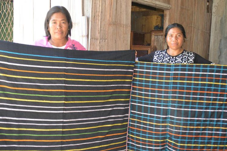 Dua ibu di Kampung Pota, Kelurahan Nanga Baras, Kecamatan Sambirampas, Kabupaten Manggarai Timur, Flores, NTT pada akhir Maret 2018 sedang menunjukkan kain tenun bermotif Congkar.