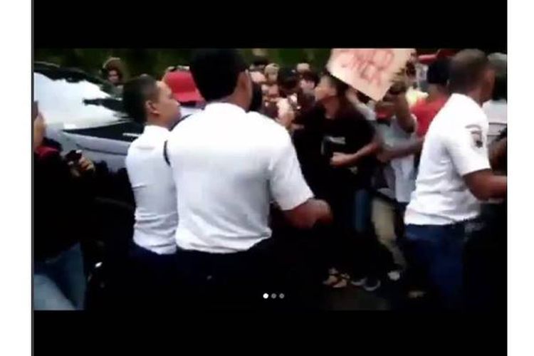 Sebuah video yang menunjukkan sejumlah mahasiswa Universitas Negeri Semarang (Unnes) Jawa Tengah mengadang mobil dinas rektor hingga ada mahasiswa dikabarkan terlindas saat aksi demonstrasi pada Kamis (7/6/2018), viral di media sosial. 