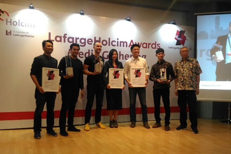 Perwakilan Indonesia yang meraih penghargaan LafargeHolcim Awards 2017 Asia Pasifik saat berfoto di Jakarta Design Center (JDC), Jumat (8/12/2017).
