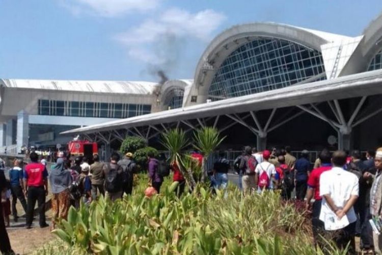 Asap hitam membumbung tinggi di atas bagian depan Bandara Sultan Hasanuddin Makassar, Selasa (25/9/2018).