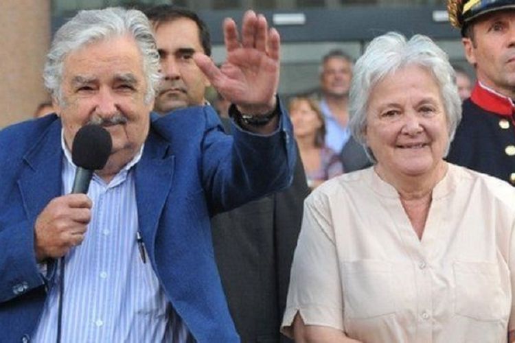 Perempuan mantan gerilyawan, Lucia Topolansky (kanan), seorang senator dan istri mantan Presiden Jose Mujica (kiri), diangkat sebagai perempuan wakil presiden pertama di Uruguay. Pasangan ini pernah terpisah selama 13 tahun setelah dikurung di penjara yang berbeda.