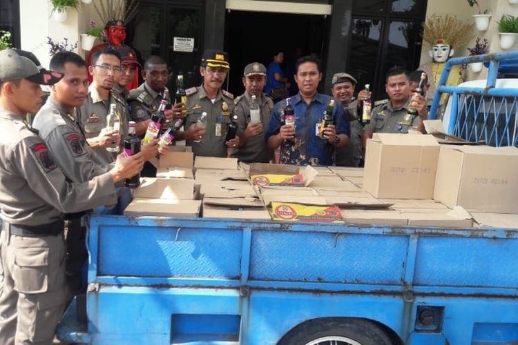 Ditemukan 480 botol minuman keras dari sebuah warung milik K(45) di Meruya Ilir, Jakarta Barat pada Kamis (31/5/2018).