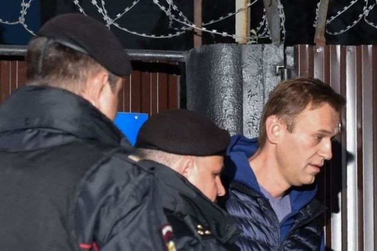 Polisi Rusia kembali menahan pemimpin oposisi Rusia Alexei Navalny di luar pusat penahanan di Moskwa, Rusia, pada Senin (24/9/2018). (AFP/Vasily Maximov)