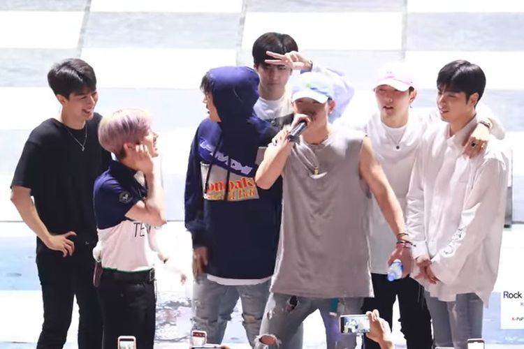 iKON saat tampil di Festival Kampus Universitas Myongji, Korea Selatan, pada 14 Mei 2019.