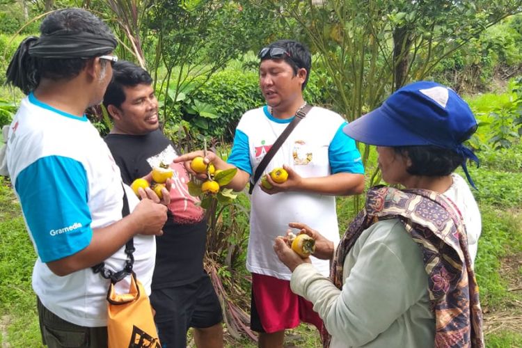 Marliana Boru Purba (56) salah satu warga yang sempat terpakau dengan aksi Togu langsung mengajak tim Literasi Nusantara Gramedia dan Togu untuk mampir ke kebun miliknya.
