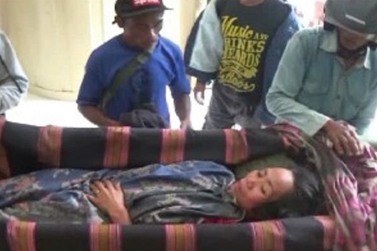 Demi berobat, wanita lumpuh ditandu warga ke kota mamasa secara bergantian sejauh 6 kilometer