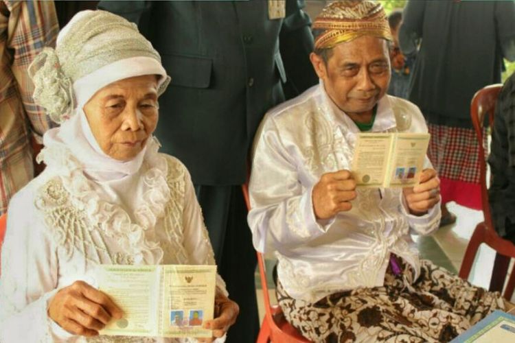 Salah satu pasangan suami istri tertua yang mengikuti sidang isbat nikah di Gedung Srikandi komplek Pendopo Dipokusumo, Rabu (25/10/2017). 