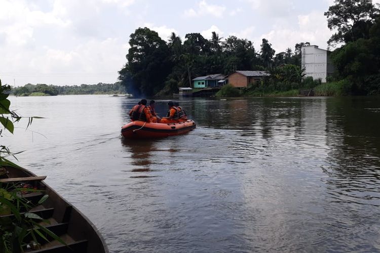 Tim Basarnas Pekanbaru melakukan pencarian korban yang hilang di kawasan Sungai Kampar saat ingin mendinginkan badan, Senin (27/5/2019).