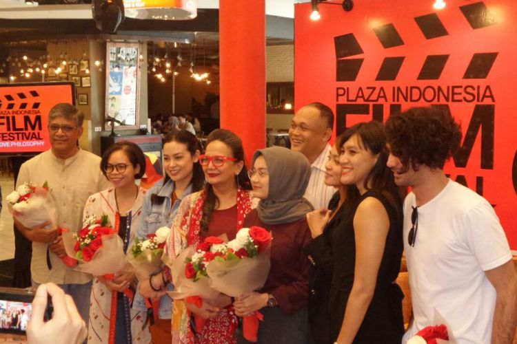 Para pelaku industri film Indonesia berpose dalam acara Plaza Indonesia Film Festival (PIFF) yang diselenggarakan di Atrium Plaza Indonesia, Thamrin, Jakarta Pusat, Selasa (20/2/2018).