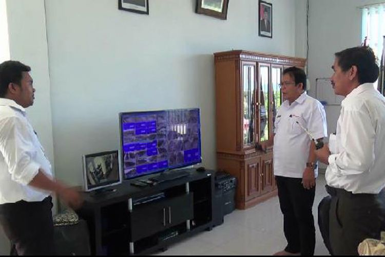 Pihak sekolah saat mengawasi monitor CCTV di SMK Negeri 2 Pangkal Pinang, Kepulauan Bangke Belitung.