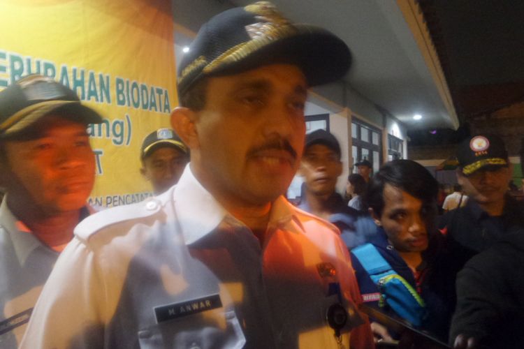 Wakil Wali Kota Jakarta Timur M Anwar saat melakukan operasi bina kependudukan di Jakarta Timur