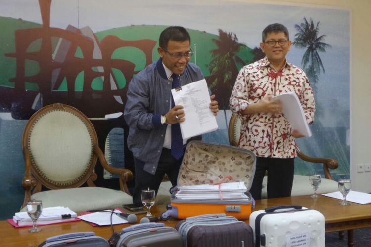 Wakil Ketua Pansus Hak Angket KPK Masinton Pasaribu dan Taufiqulhadi (paling kiri ke kanan) di Kompleks Parlemen, Senayan, Jakarta, Senin (18/9/2017).
