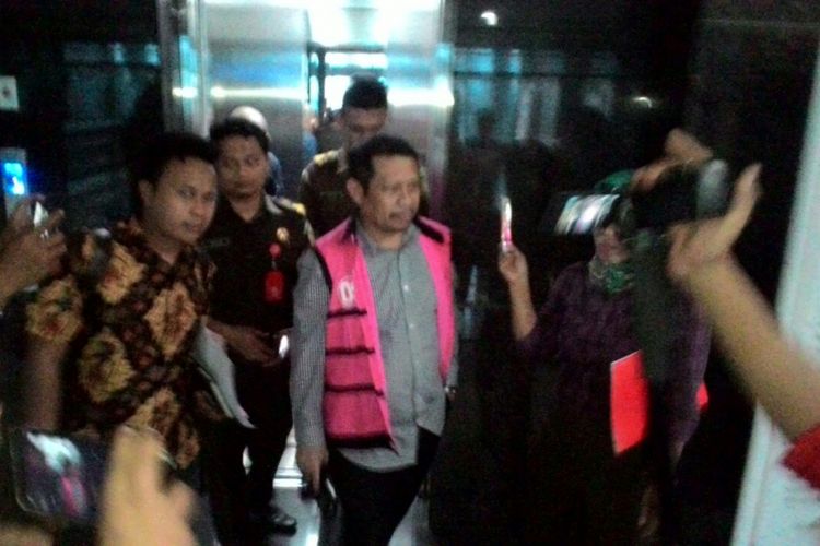 Salah satu pimpinan DPRD Sulbar mengenakan rompi tahanan Kejati Sulselbar yang akan dibawa ke Lapas Klas 1 Makassar, Senin (18/12/2017).