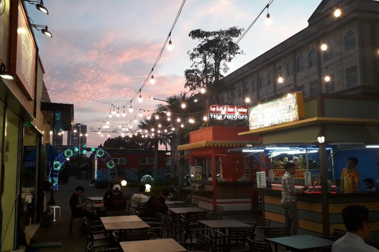 Suasana area kuliner Food Street di Pulau D Reklamasi atau kawasan Pantai Maju, Rabu (13/2/2019).