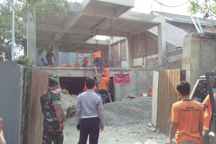 Sebuah rumah di Jalan Madrasah Al Husna Nomor 10 RT 003 RW 004 Lebak Bulus, Cilandak, Jakarta Selatan dibongkar oleh Tim Penertiban Terpadu Jakarta Selatan pada Kamis (4/10/2018)