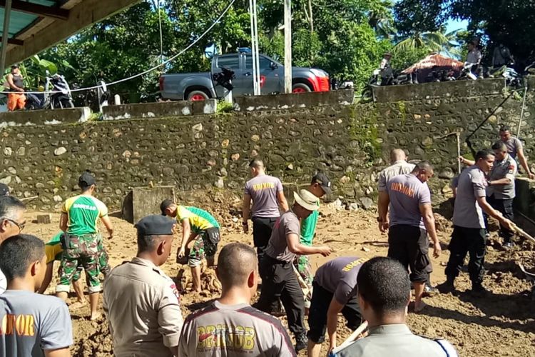 Sehari pasca banjir, puluhan aparat gabungan TNI Polri dikerahkan ke desa Kaitetu, Kecamatan Leihitu, Kabupaten Maluku Tengah untuk membersihkan rumah-rumah warga yang terendam lumpur di desa tersebut, Rabu (23/5/2018)  