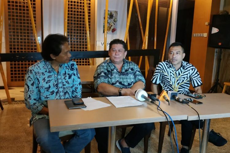 (dari kiri) Para pengurus PAPPRI, Bens Leo (Humas PAPPRI), Johnny Maukar (Sekjen PAPPRI), dan Anang Hermansyah (Ketua Harian PAPPRI) saat jumpa pers usai diskusi lanjutan RUU Permusikan di kawasan Matraman, Jakarta Timur, Senin (11/2/2019).