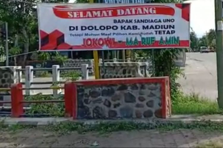 Inilah spanduk  unik yang dipasang di jalan raya Dolopo-Ponorogo dekat rambu-rambu sebelah selatan pasar Dolopo, saat cawapres nomer urut dua, Sandiaga Uno datang ke Kabupaten Madiun, Jawa Timur, Rabu ( 6 / 2 / 2019) siang. 