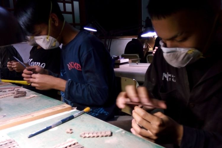 Perajin dari Matoa Indonesia menggarap pembuatan jam tangan dari kayu di rumah produksi Matoa Indonesia di Bandung, Rabu (4/9/2019). Pada 2019, Matoa Indonesia meluncurkan jam tangan Matoa Singo dengan fitur tahan air. 

Penjualan jam tangan Matoa dilakukan 90 persen melalui online. Gerai offline Matoa Indonesia di Jakarta terletak di Kuningan City, Jakarta Selatan.