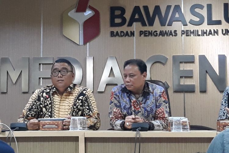 Konferensi Pers Bawaslu dan Kominfo soal Pencabutan Akreditasi jurdil2019.org, di kantor Bawaslu, Jakarta Pusat, Selasa (23/4/2019).