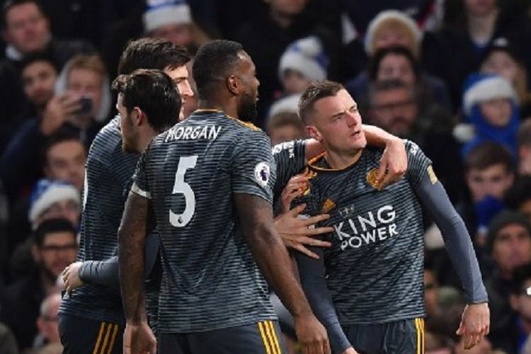 Jamie Vardy merayakan gol bersama rekan-rekannya pada laga Chelsea vs Leicester City dalam lanjutan Liga Inggris di Stadion Stamford Bridge, 22 Desember 2018. 