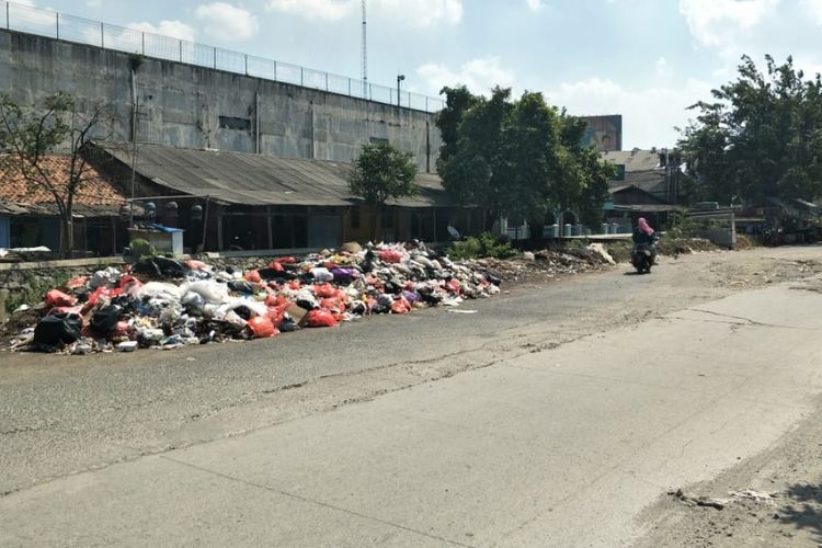 Sampah menumpuk di Jalan Irigasi Harapan Jaya, Kecamatan Medan Satria, Kota Bekasi, Selasa (18/6/2019).