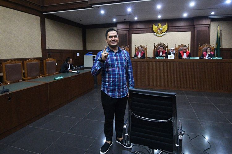 Terdakwa kasus suap panitera Pengadilan Negeri Jakarta Utara, Saipul Jamil, bersiap menjalani sidang vonis di Pengadilan Tipikor, Jakarta, Senin (31/7). Majelis Hakim memvonis penyanyi dangdut tersebut dengan hukuman tiga tahun penjara serta denda Rp100 juta subsider tiga bulan kurungan. ANTARA FOTO/Sigid Kurniawan/kye/17.