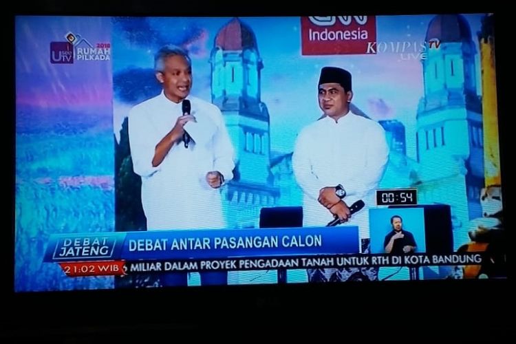 Pasangan calon gubernur dan calon wakil gubernur Jawa Tengah nomor urut 1, Ganjar Pranowo-Taj Yasin, saat tampil dalam debat perdana Pilkada Jateng di Hotel Patra, Semarang, Jumat (20/4/2018).