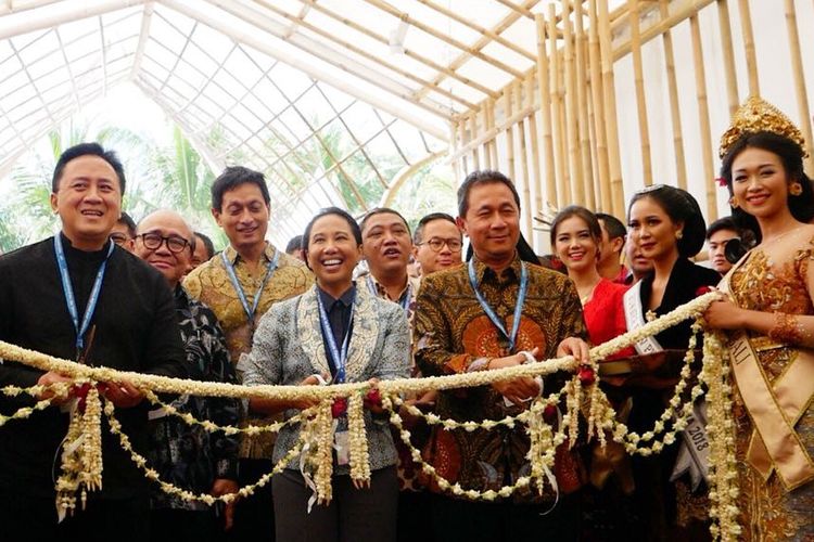 Menteri BUMN Rini M Soemarno bersama Kepala Badan Ekonomi Kreatif (Bekraf) Triawan Munaf meresmikan Paviliun Indonesia di area Pertemuan Tahunan IMF-Bank Dunia 2018 di Nusa Dua, Bali, Selasa (9/10/2018). 