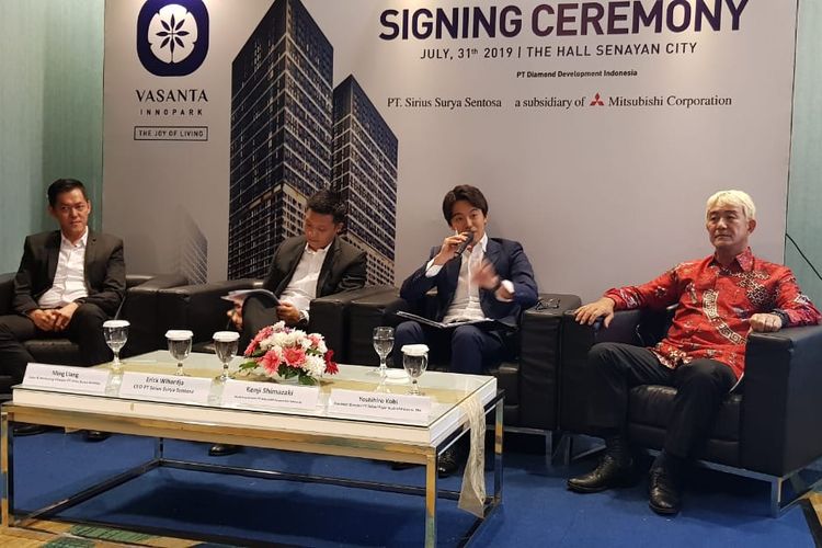 Signing Ceremony Sirius Surya Sentosa dan Mitsubishi Corporation Indonesia untuk proyek Vasanta Innopark. Dari kiri ke kanan Direktur Marketing SSS Ming Ling, CEO SSS Erick Wihardja, Managing Director MCI Kenzi Shimazaki, dan Presiden Direktur BFIE Yoshihiro Kobi, Rabu (31/7/2019)