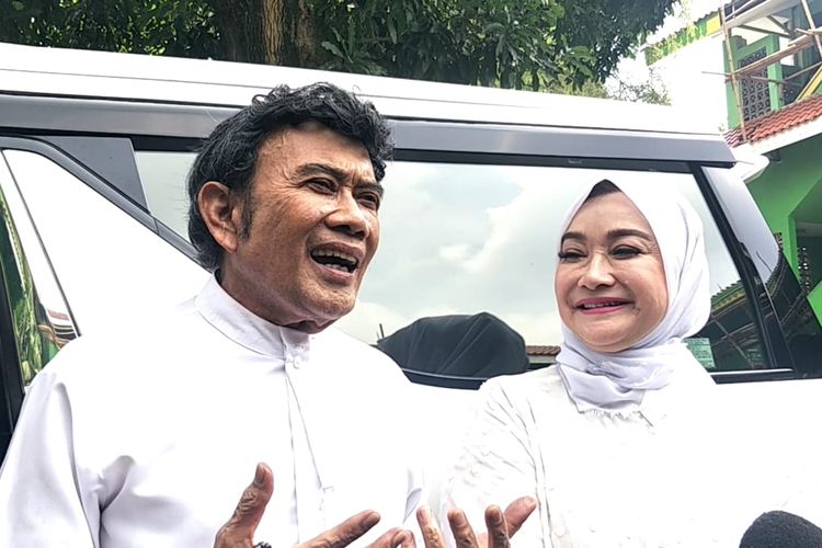 Rhoma Irama bersama istrinya, Ricca Rahim saat menggunakan hak pilihnya di kawasan Mampang, Jakarta Selatan, Rabu (17/4/2019).
