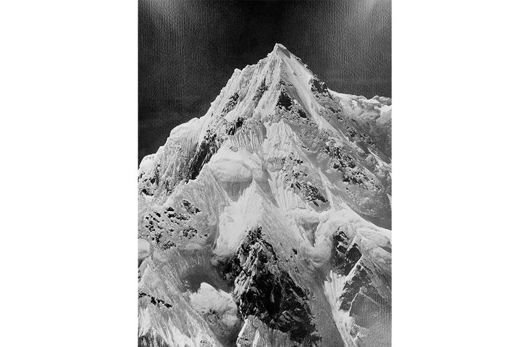 Himalaya pada tahun 1955. K2 adalah gunung tertinggi kedua di dunia (setelah Gunung Everest) dengan ketinggian puncak 8.611 meter. K2 adalah bagian dari segmen Karakoram dari jajaran Himalaya, dan terletak di Area Utara Pakistan, di perbatasan antara Pakistan dan Cina. Pendaki gunung Italia Achille Compagnoni dan Lino Lacedelli adalah orang pertama yang mencapai puncak K2 pada 31 Juli 1954