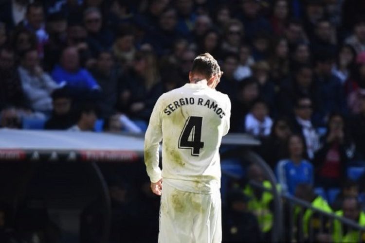 Sergio Ramos meninggalkan lapangan pertandingan seusai mendapat kartu merah pada pertandingan Real Madrid vs Girona di Stadion Santiago Bernabeu dalam lanjutan La Liga Spanyol, 17 Februari 2019. 