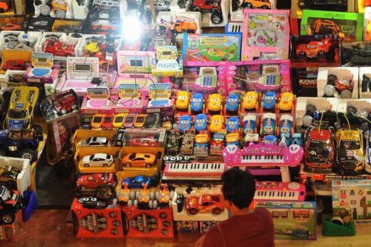 Ilustrasi: Mainan anak yang sebagian besar produk impor dari China dijual di Blok M Square, Jakarta, Selasa (16/10/2012).