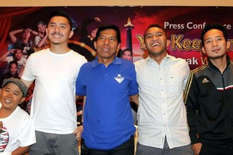 Para bintang Yuk Keep Smile (YKS), yaitu Adul, Omes, Kiwil, Caisar, dan Denny (dari kiri ke kanan), berfoto bersama sesudah jumpa pers road show Yuk Keep Smile: Hura Hurain Jakarta, Sabtu (23/11/2013) di Jakarta. 