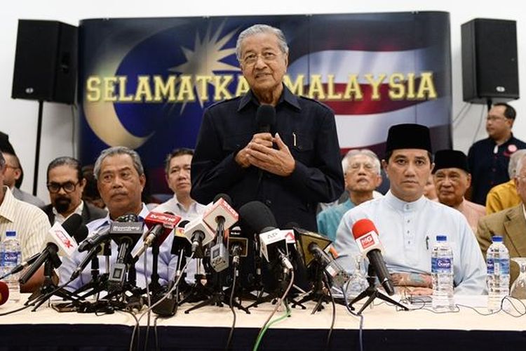 Mantan PM Mahathir Mohammad berbicara dalam jumpa pers di Kuala Lumpur, Jumat (4/3/2016), usai deklarasi para pemimpin politik lintas partai di Malaysia yang menuntut PM Najib Razak mundur dari jabatannya.