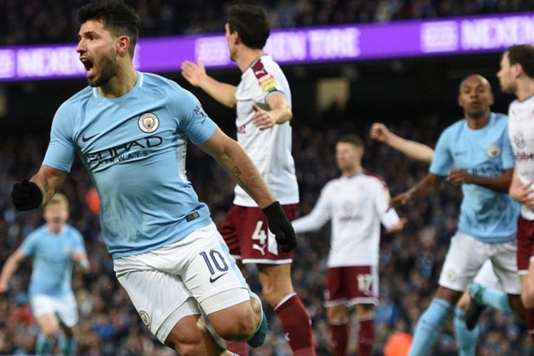 Sergio Aguero merayakan gol Manchester City ke gawang Burnley pada pertandingan Piala FA di Stadion Etihad, Sabtu (6/1/2018).