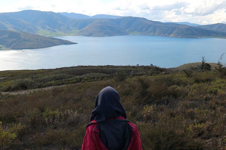 Panorama Danau Anggi Gida dilihat dari Bukit Kombrey dengan ketinggian sekitar 2.000 meter di atas permukaan laut, Jumat (17/8/2018). Bukit Kombrey merupakan obyek wisata yang terletak di Distrik Anggi, Kabupaten Pegunungan Arfak, Papua Barat.