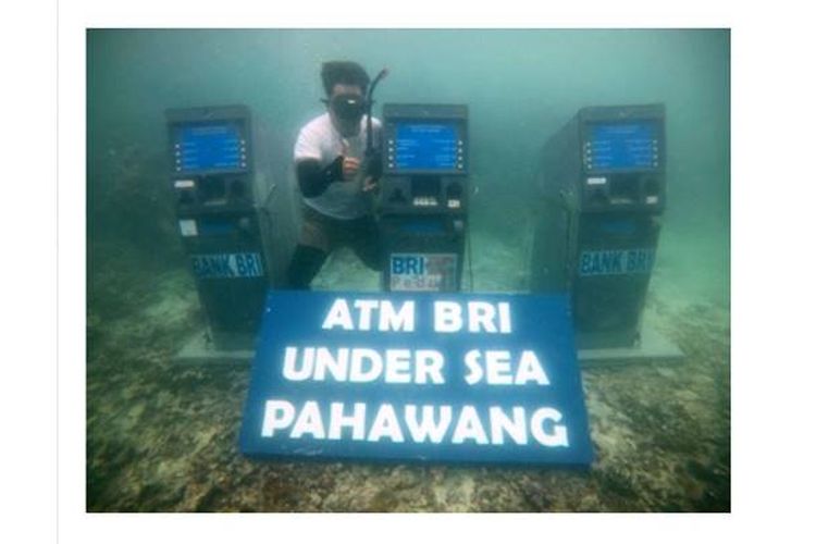 Kantor Wilayah Bank BRI Bandar Lampung setelah menenggelamkan 3 unit mesin ATM di perairan Pulau Pahawang, Lampung, 22 Februari lalu. Mesin ATM ini dimaksudkan sebagai prasasti untuk foto di bawah laut dan dicatatkan rekor Muri.