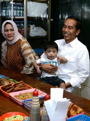 Jokowi makan soto gading bersama istrinya Jan Ethes di Solo, Jumat (30/3/2018)