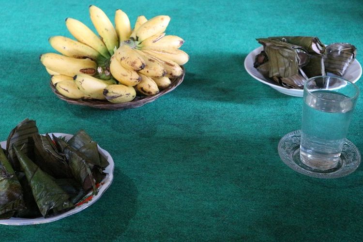Sesisir pisang, kue pasung, awug, dan papais, sajian yang dihidangkan untuk Tim Arung Jeram Mapala UI (30/1/2018). Tim mengunjungi Kasepuhan Ciptamulya untuk meminta ijin adat dalam rangka mengarungi Sungai Cibareno.