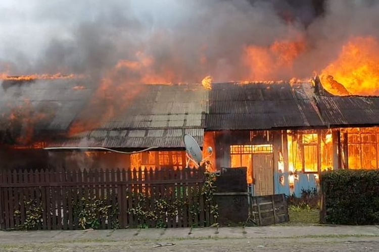 Bentrok antara dua kelompok warga membuat kondisi di Distrik Oksibil, Kabupaten Pegunungan Bintang, Papua, Selasa (2/10/2018), mencekam.