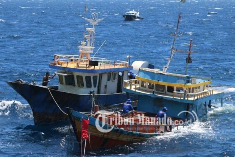 Kapal pencuri ikan ditenggelamkan di Perairan Kema, Minahasa Utara, Sulawesi Utara, Senin (20/8/2018).